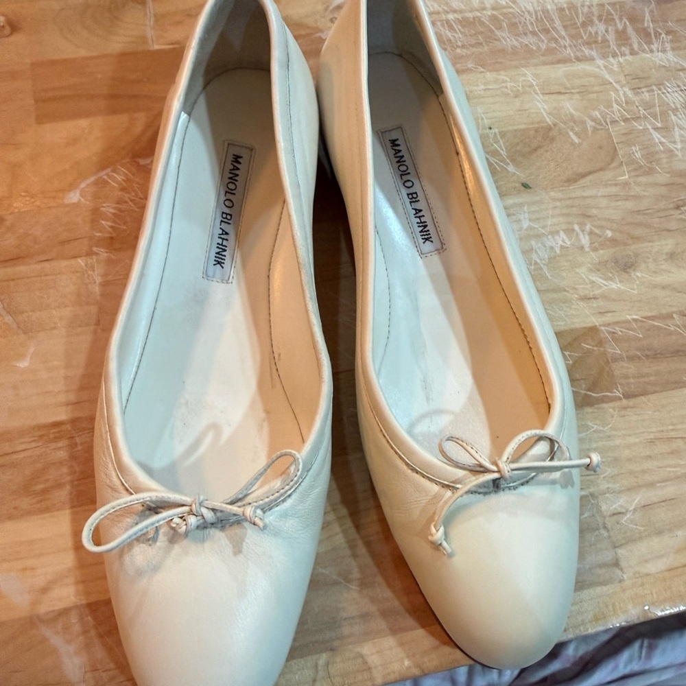 Manolo Blahnik Cream Leather Ballet Flats with Bow Accent